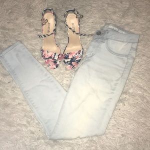 Light Wash High Rise Jeggings💙